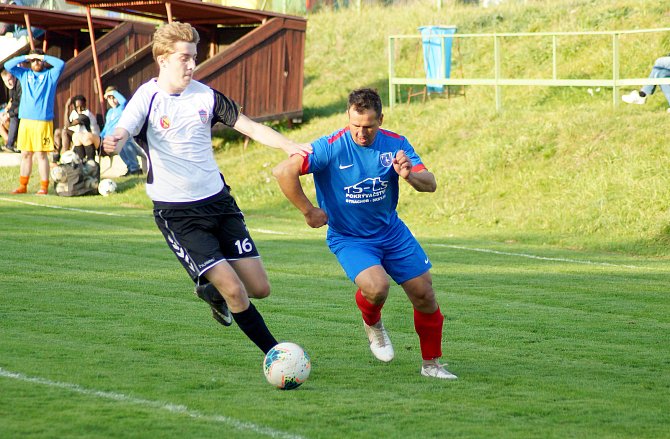 Fotbalisté Radešínské Svratky (v modrém dresu klubová legenda Miloš Šoustar) podlehli v domácím přípravném duelu Rozsochám vysoko 1:5.