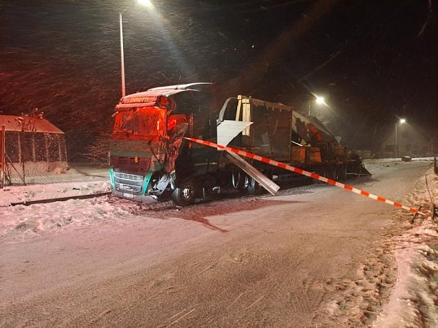 Vichr a sníh: zima komplikuje dopravu, pozor na nehodu za Blatnicí na Třebíčsku