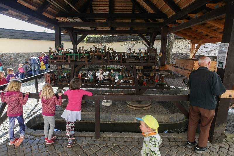 Unikátní pohyblivý stroj s dvaasedmdesáti malovanými figurkami - Mlejnek z Víru - znovu otevřel turistickou sezonu.