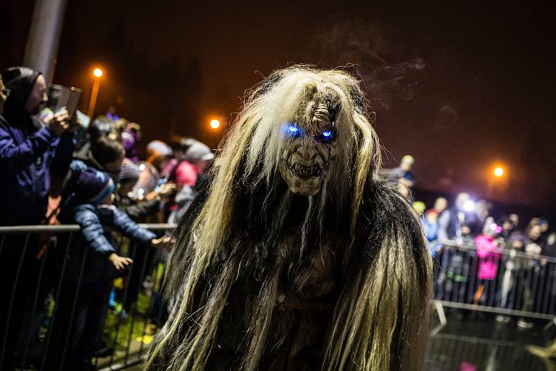 Pochod krampusů ve Žďáře nad Sázavou.