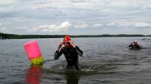 Tradiční červencový ORKA Triatlon na Velkém Dářku přilákal téměř stovku triatletů.