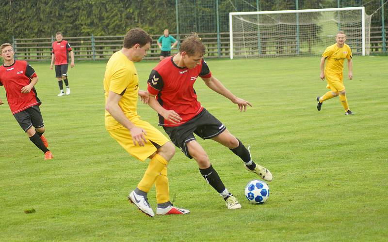 Hráči Bobrové (ve žlutém) si sobotní utkání na půdě rezervy Nové Vsi (v červených dresech) užili.