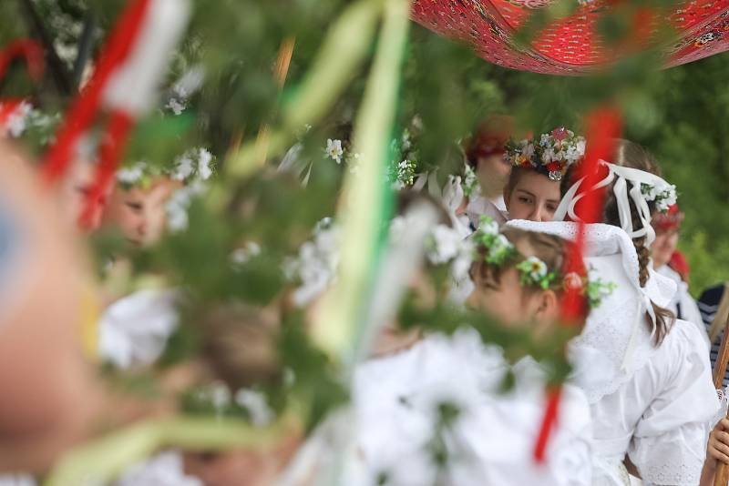 V obci Březské se v neděli 4. června konal tradiční Královničky – svatodušní obchůzka krojovaných dívek po vsi koledního rázu spojená se zpěvem a tancem.