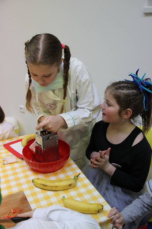 Školáci z Nížkova obešli v budově školy celkem osm stanovišť, kde se seznamovali s jednotlivými povoláními. K vidění byla práce pekaře, kuchařky, švadleny, vojáka, včelaře, truhláře, řezníka a paznehtáře.