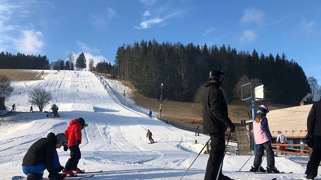 Milovníci zimních sportů si užívali na sjezdovkách