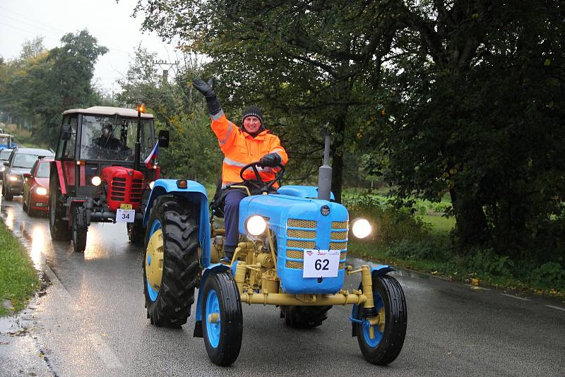 Nejvíce traktorů jedné značky v jedoucí koloně.