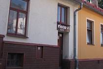 Noční klub Ricco, který označila Marie Laušmanová v dopise pro radu města jako nevěstinec, stojí v blízkosti Staré radnice v centru Žďáru nad Sázavou.  