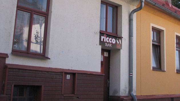 Noční klub Ricco, který označila Marie Laušmanová v dopise pro radu města jako nevěstinec, stojí v blízkosti Staré radnice v centru Žďáru nad Sázavou.  