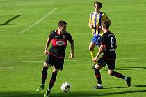 Prvního bodu v sezoně se dočkali v sobotu fotbalisté Bystřice nad Pernštejnem (v černém). S nováčkem z Pacova (ve žlutomodrém) doma remizovali 2:2.