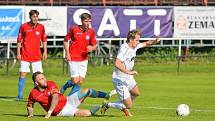 Divizní krajské derby mezi domácími fotbalisty Žďáru nad Sázavou (v bílém) a Slavojem Polná (v červených dresech) skončil jasnou výhrou FC Žďas 6:0.