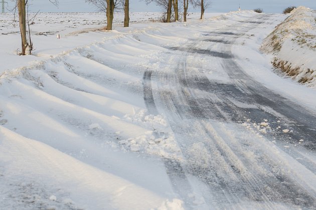Zima a vítr ještě potrápí řidiče, na Žďársku olíznou silnice sněhové jazyky