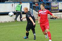 V derby rezerv se radovala juniorka Vrchoviny (v červeném), která v utkání bohatém na góly zdolala béčko Žďáru nad Sázavou (v černém) těsně 4:3.