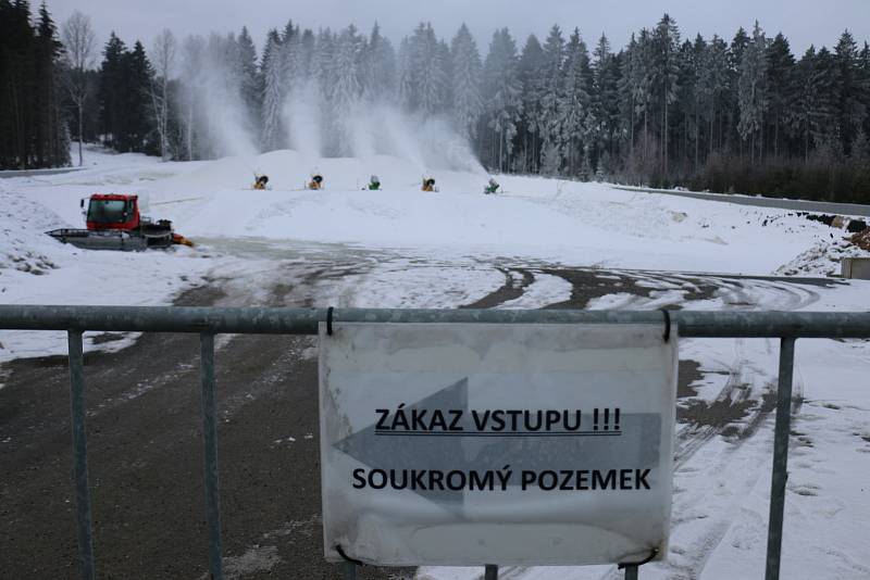 Členové sportovního klubu potřebují ještě týden mrazů, aby mohli zásobník naplnit.