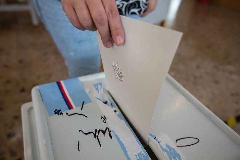 Druhé kolo senátních voleb ve volební místnosti ve Velkém Meziříčí.