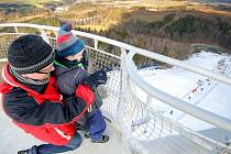 Po 160 schodech šplhá na 36 metrů vysokou rozhlednu pestrá skladba lidí od turistů a rodičů s dětmi až po svatebčany. 