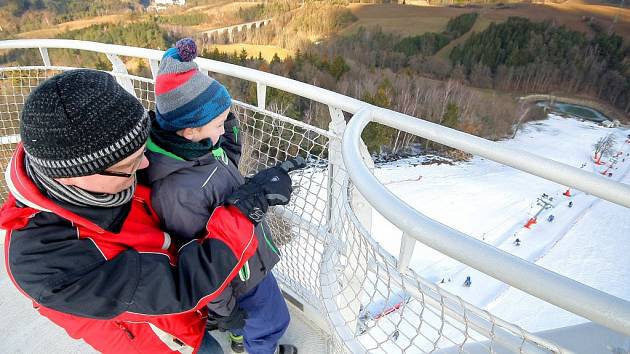 Po 160 schodech šplhá na 36 metrů vysokou rozhlednu pestrá skladba lidí od turistů a rodičů s dětmi až po svatebčany. 