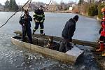 Žďárští a jamští hasiči v sobotu zachránili psa, který se topil v rybníku v Jámách. Přes led se k němu museli probourat.