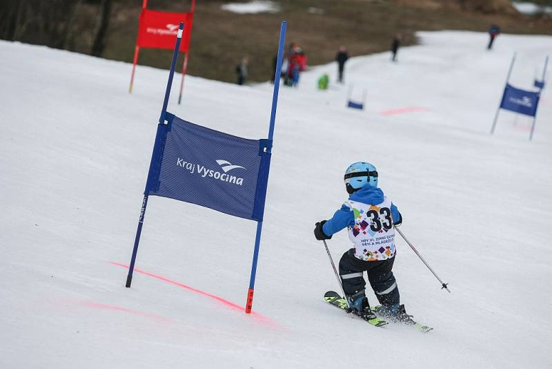 Veřejný závod v alpských disciplínách uspořádal Ski klub Velké Meziříčí na místním Fajtově kopci. Soutěž neohrozilo ani na začátek března již poměrně dost teplé počasí.