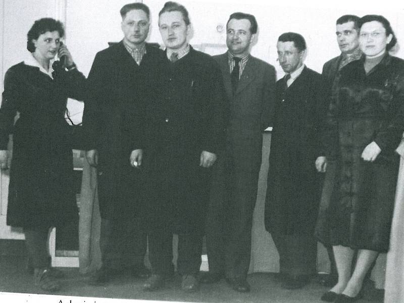 Administrativní pracovníci KRASu v roce 1960.