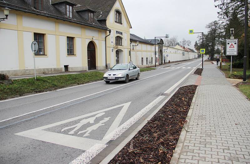 Dopravní omezení v Santiniho ulici ve Žďáře nad Sázavou skončilo. Od 6. září tam dopravu kyvadlově řídily přenosné semafory. Provoz byl omezen z důvodu výstavby nové autobusové zastávky a přechodu pro chodce.