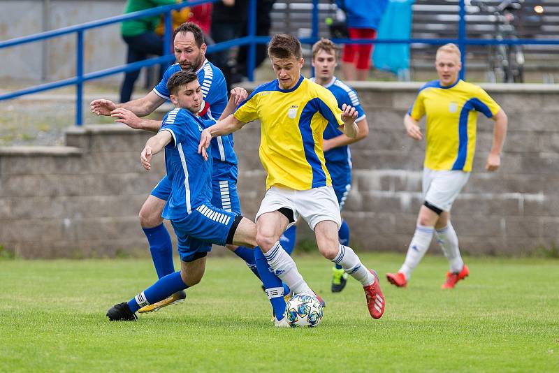 V semifinále krajského poháru nestačili fotbalisté Světlé nad Sázavou (v modrém) na Novou Ves (ve žlutých dresech), která je po výhře 3:0 ve finále.