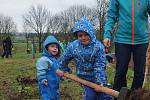 Tradiční podzimní výsadba dřevin se Sdružením Krajina přilákala v sobotu 28. října několik desítek lidí.