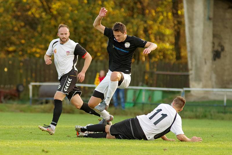 V nedělním derby zdolala rezerva FC Žďas (v černých dresech) juniorku Vrchoviny (v bílých dresech) 2:1.