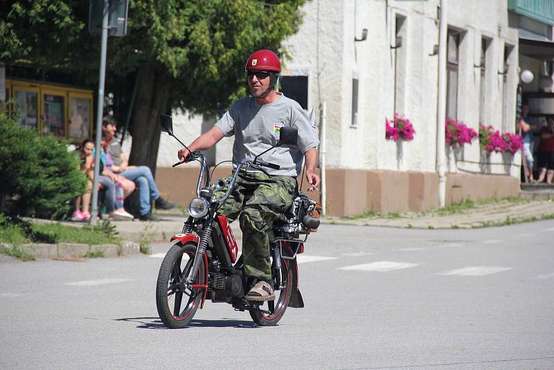 Do Chlumětína se sjela více než stovka různých strojů.