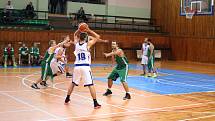 Basketbalisty Žďáru nad Sázavou (v bílém) jakoby někdo pokropil živou vodou. Po čtvrté výhře  v řadě se posunuli už na 5. místo druholigové tabulky.