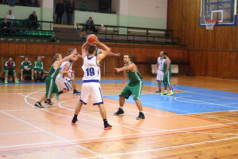 Basketbalisty Žďáru nad Sázavou (v bílém) jakoby někdo pokropil živou vodou. Po čtvrté výhře  v řadě se posunuli už na 5. místo druholigové tabulky.