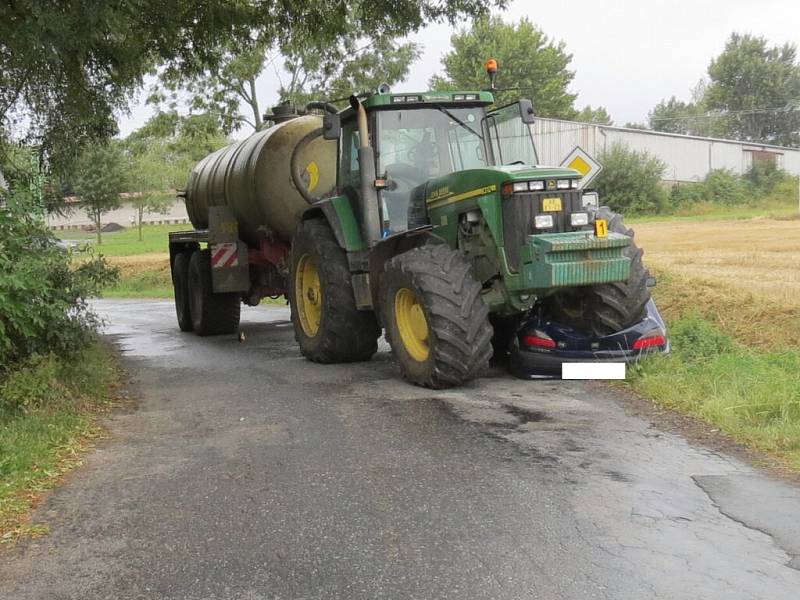 Traktor zdemoloval osobní auto, řidička jako zázrakem přežila