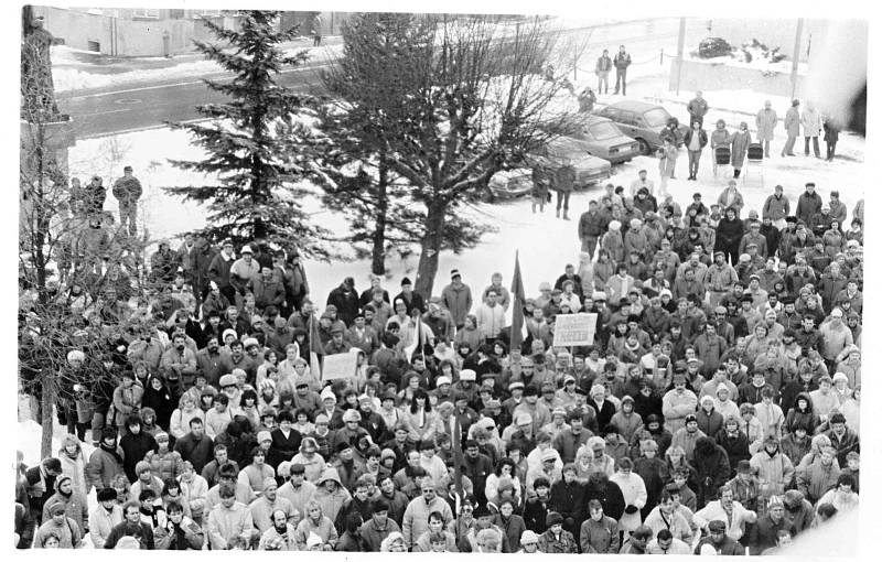 Lidé se v druhé polovině listopadu 1989 scházeli na náměstí.