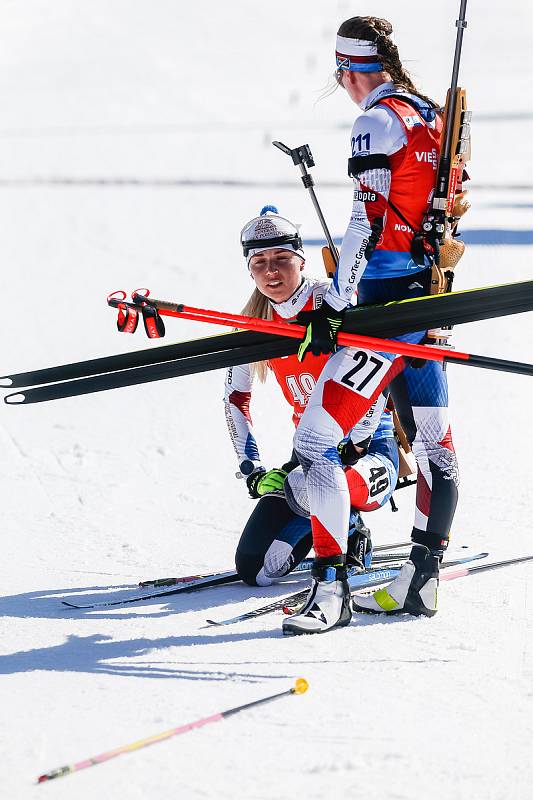 Eva Puskarčiková a Jessica Jislová po stíhacím závodu žen na 10 km.