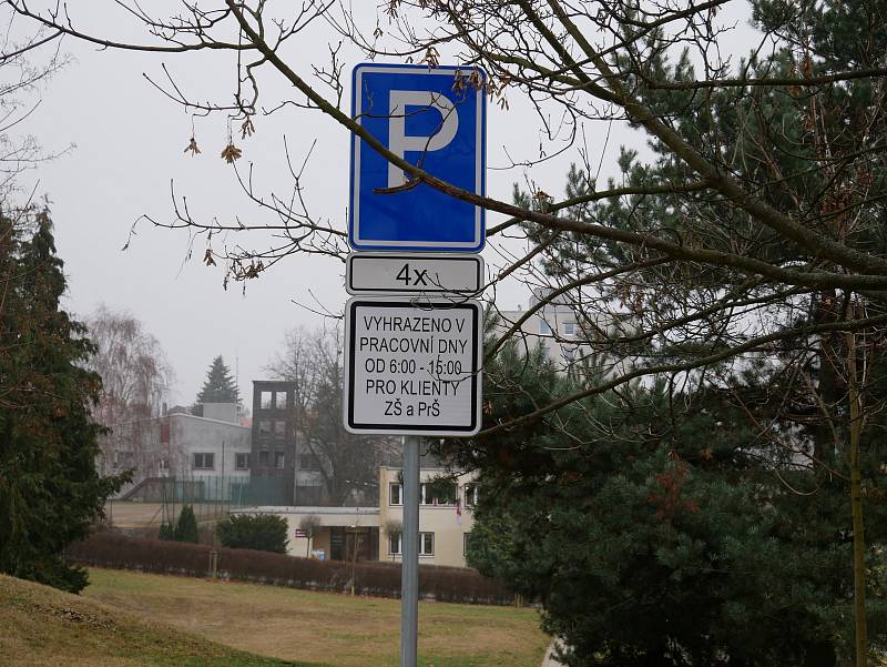 Ve Velkém Meziříčí mají nová parkovací místa. Vznikla z recyklovaných plastů.