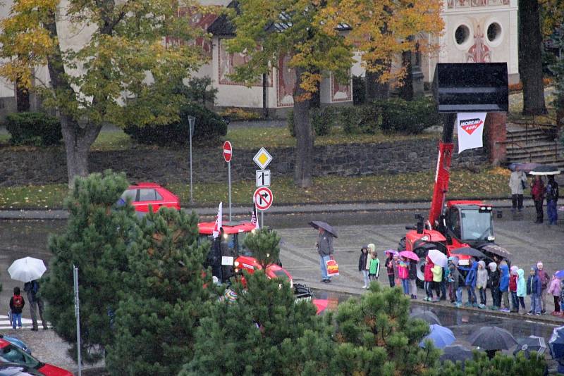 Zemědělské stroje absolvovaly šestikilometrovou trasu z Maršovic do Vysočina Areny.