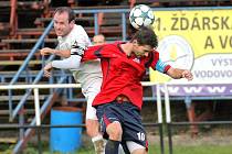 Fotbalisté Žďáru nezvládli derby s Polnou, a ještě více se namočili do bojů o záchranu. Na snímku svádí souboj kapitáni a střelci gólů. Domácí Marek Vomela (v bílém) a hostující Jan Urbánek (v červeném).