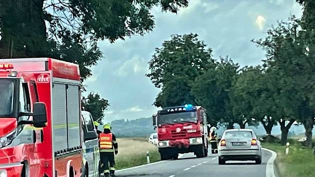 Osobní auto narazilo na silnici první třídy číslo 19 do stromu. Nehoda skončila se zraněním.