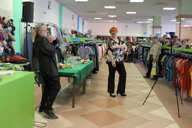 Textil, boty, hračky, látky a spoustu dalších věcí si můžete koupit v novém obchodě, který byl ve středu 5. dubna otevřen ve Žďáře nad Sázavou.