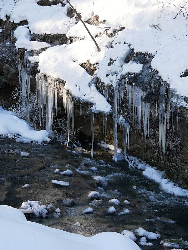 Ledopád je ukryt zrakům lidí u toku řeky Sázavy poblíž Brdíčkova mlýna.