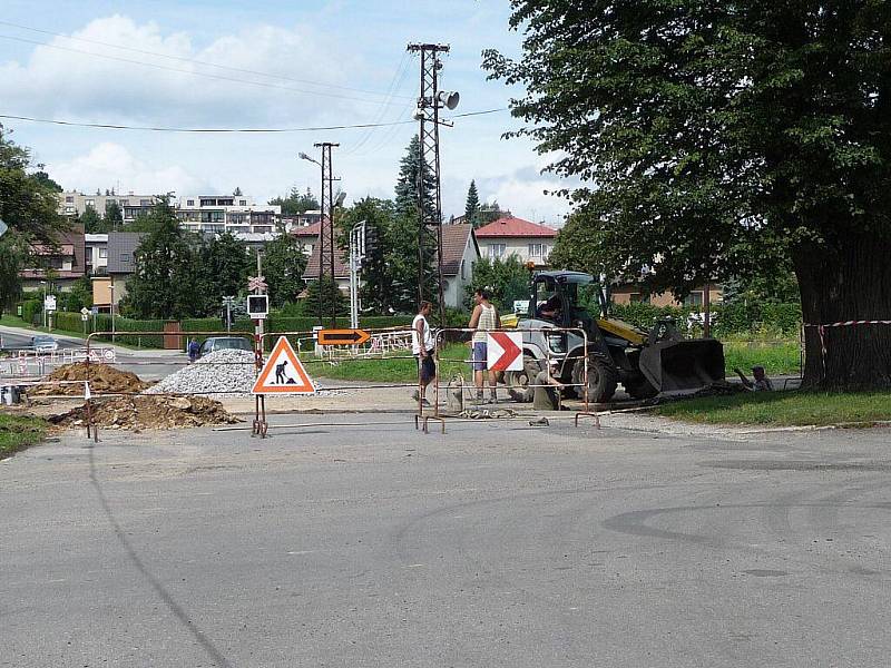 Zcela uzavřen měl být úsek silnice číslo II/354 z Nového Města na Moravě do Svratky, konkrétně část od kolejí u vlakového nádraží do Maršovic. 