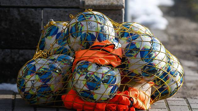 Fotbalové balony stále zůstávají schované. Ani s blížícím se příchodem jarních měsíců se situace amatérských fotbalistů příliš nelepší.