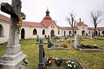 Na hřbitově u kostela svatého Jana Nepomuckého na Zelené hoře se nepohřbívá od roku 1996. Od doby, co byl zprovozněn nový hřbitov pod památkou UNESCO. 