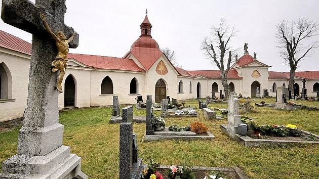 Na hřbitově u kostela svatého Jana Nepomuckého na Zelené hoře se nepohřbívá od roku 1996. Od doby, co byl zprovozněn nový hřbitov pod památkou UNESCO. 