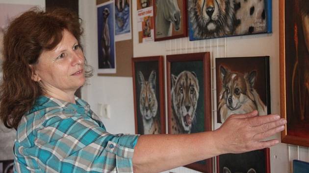 Přestože Dana Holečková (na fotografii) ukončila svou práci v zoo a stala se malířkou, svou největší lásku neopustila. Zvířata se dostala i do jejích obrazů.