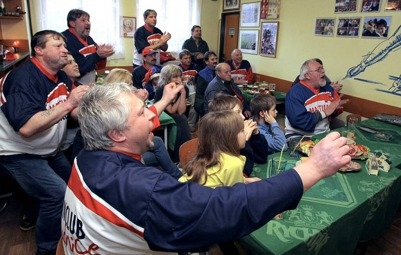 Věrní fanoušci Martiny Sáblíkové ze Studnice u Hlinska sledovali její olympijský závod na 5000 metrů v místním hostinci. Sem chodí na pivo i trenér závodnice Petr Novák.