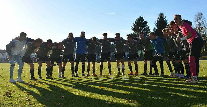 Ve šlágru 13. kola krajského přeboru Vysočiny zvítězili fotbalisté juniorky Nového Města (v šedých dresech) na hřišti Nové Vsi (v modrobílém) 3:0.