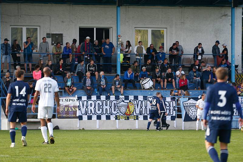 V utkání devátého kola letošního ročníku MSFL doma podlehli fotbalisté Nového Města na Moravě (v tmavém) rezervě Slovácka (v bílém) 1:2.