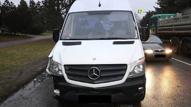 Tragická nehoda se stala v pondělí 20. února před půl sedmou ráno na přechodu pro chodce v ulici Dolní ve Žďáře nad Sázavou. Dodávka Mercedes Benz tam srazila muže.