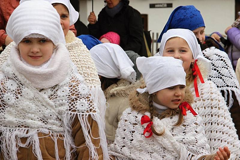 V bystřickém Edenu děti z folklorního souboru Borověnka vynášely Moranu a vystoupily s velikonočním pásmem.