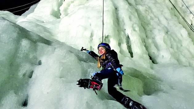 Při lezení na ledopádu se lezci neobejdou bez speciálního vybavení, jako jsou cepíny a mačky. I ty si lze ve Víru vypůjčit.  